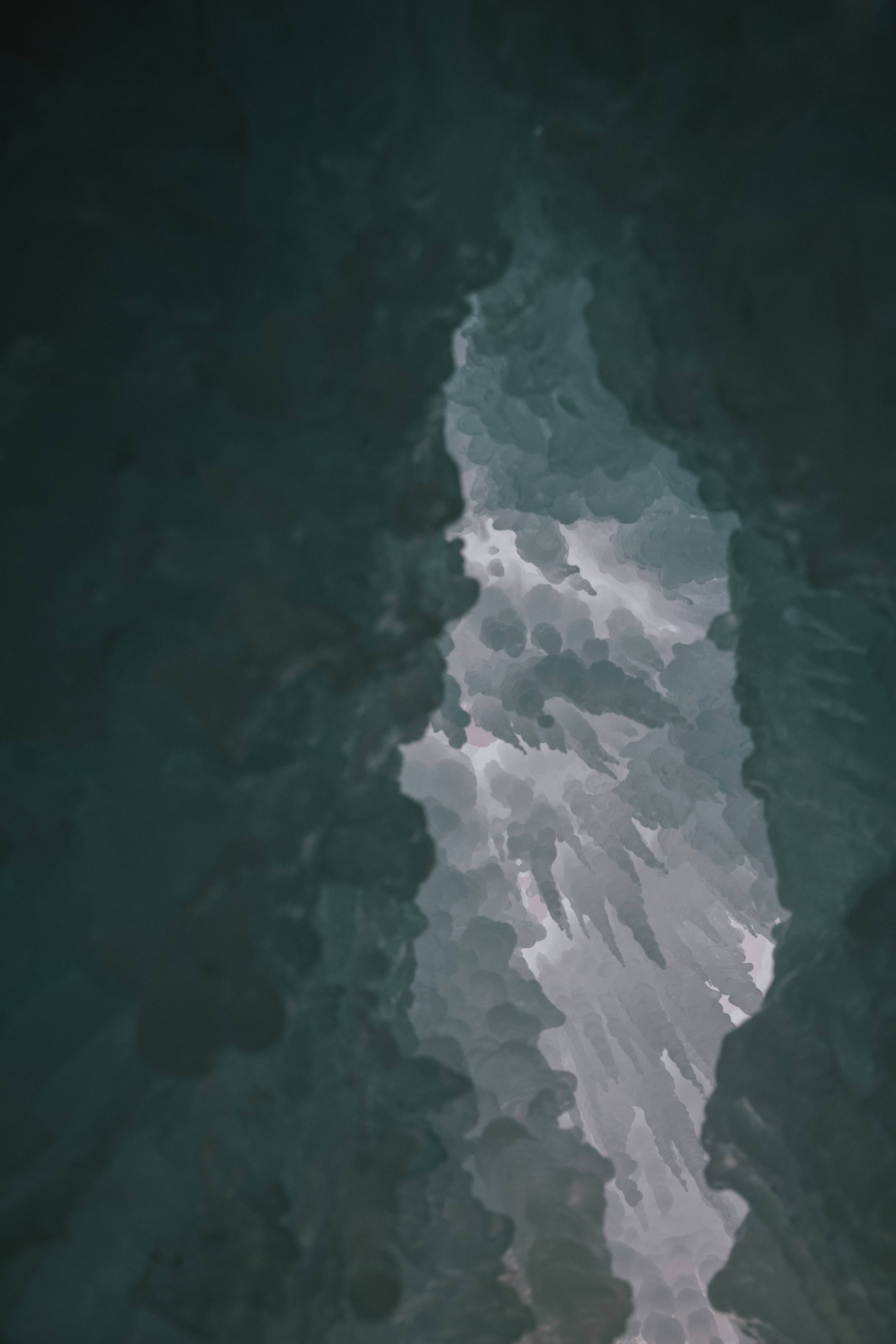 极化时代：艺术展揭示心理健康与社区支持的深刻关系