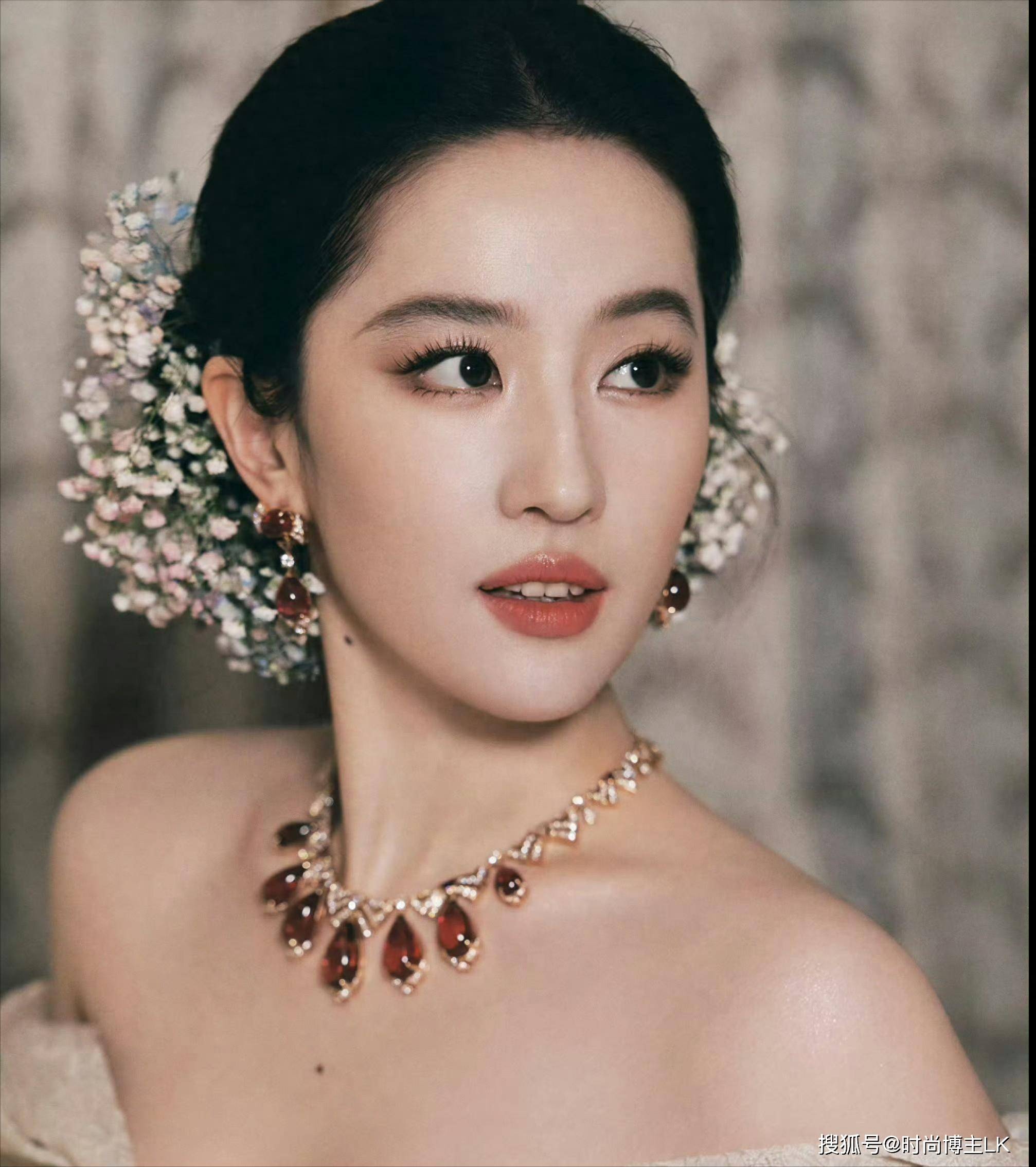 原创            刘亦菲真是绝美一女的，早期照片实力诠释什么叫穿麻袋都好看