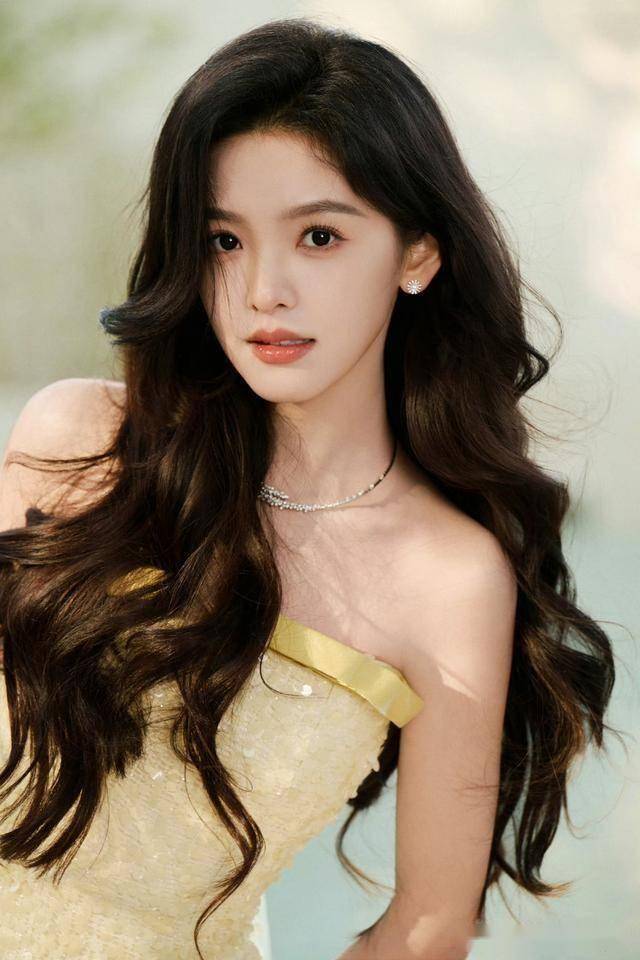 章若楠｜抹胸礼服写真图