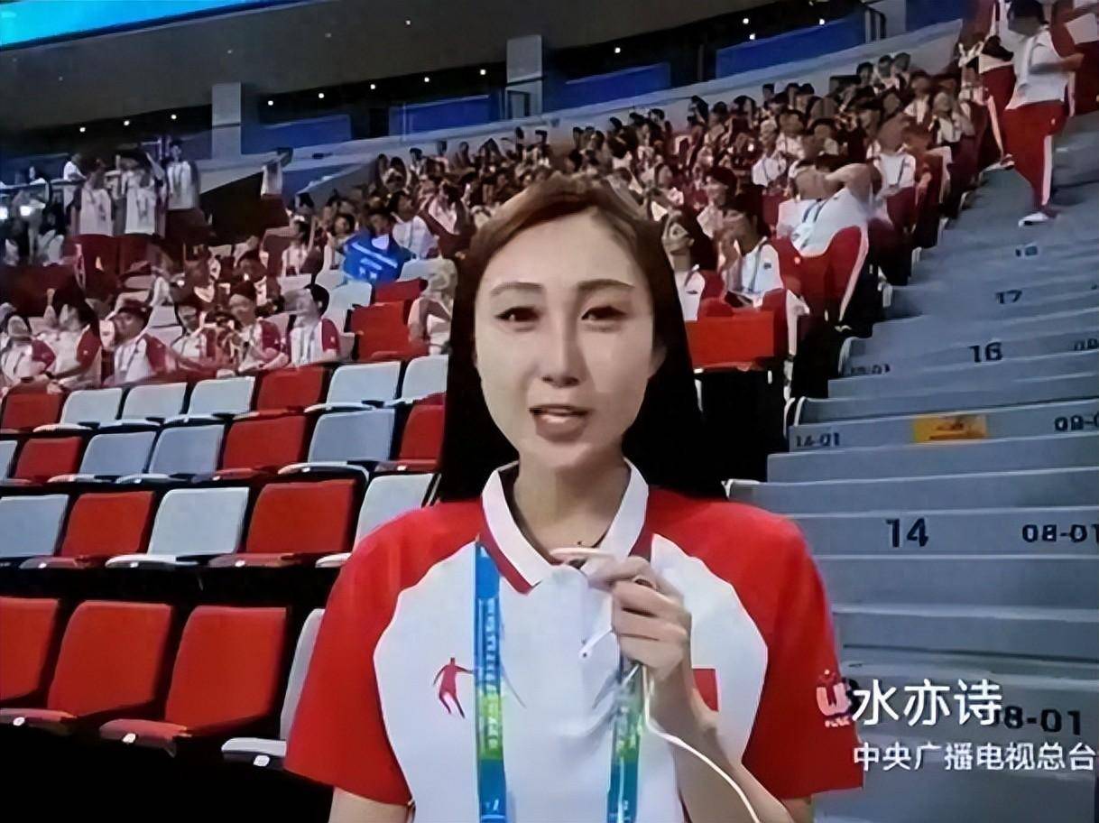 原创            水均益孙女百日宴在家过！没酒席宾客显朴素，一家住老旧联排别墅