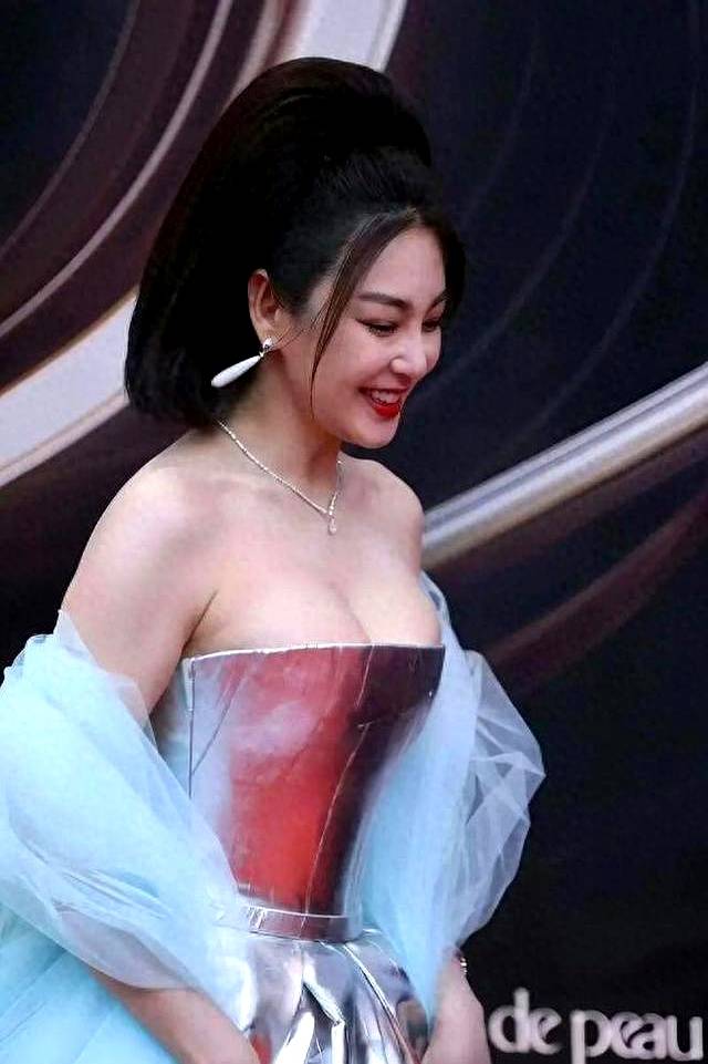 原创            张雨绮11月杀疯了。辟谣怀孕、浪姐回归、素颜支教 真性情圈粉无数