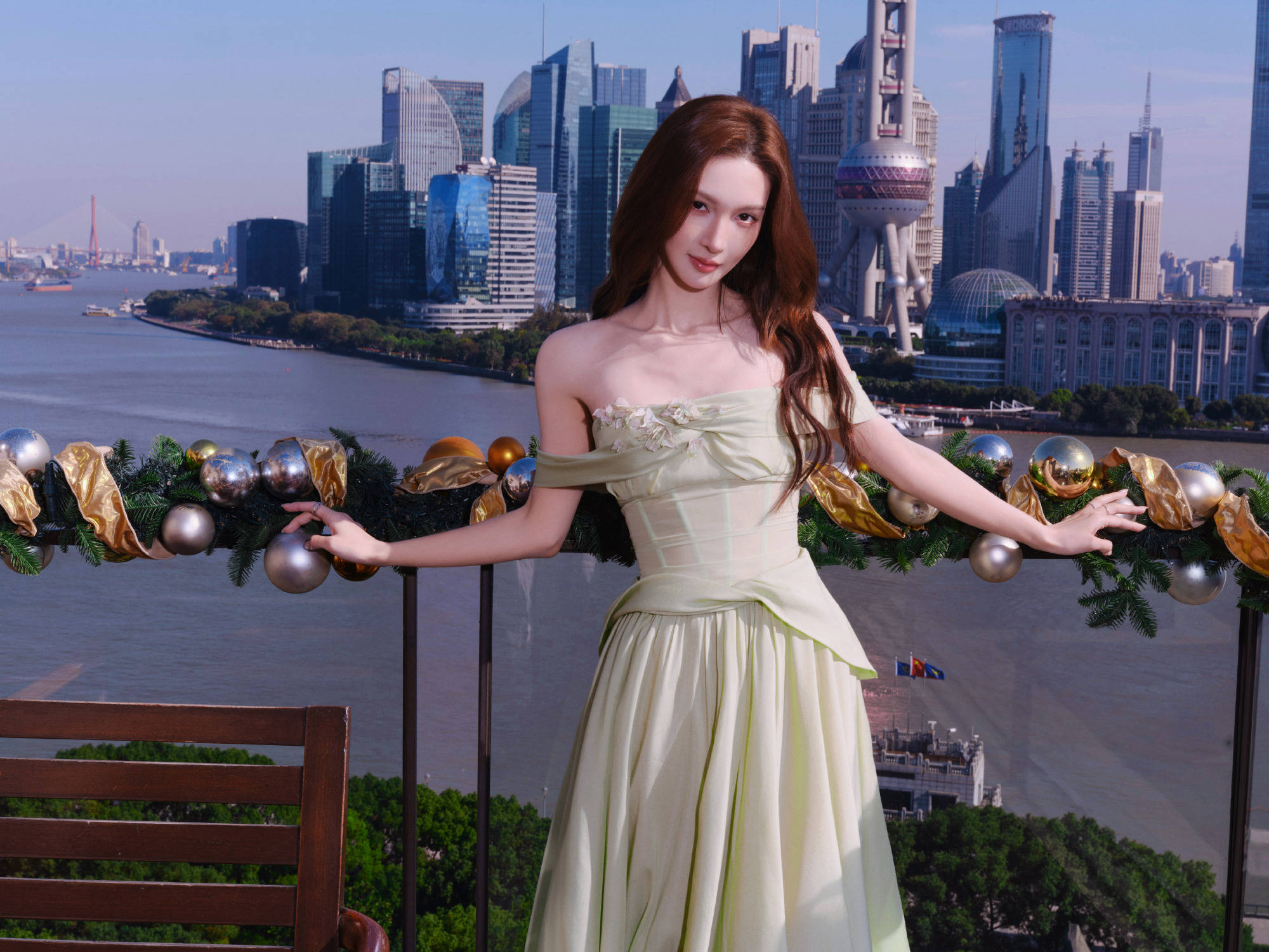 金晨穿浅绿色纱裙清新梦幻 肌肤白皙眼神慵懒魅力四射