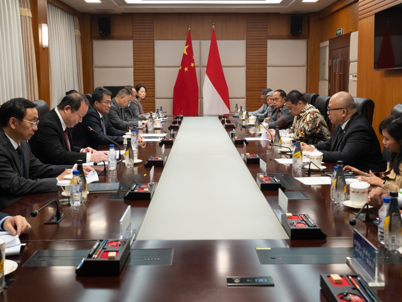 麦尔丹·木盖提会见印度尼西亚农村与发展落后地区部副部长艾哈迈德·里扎·帕特里亚