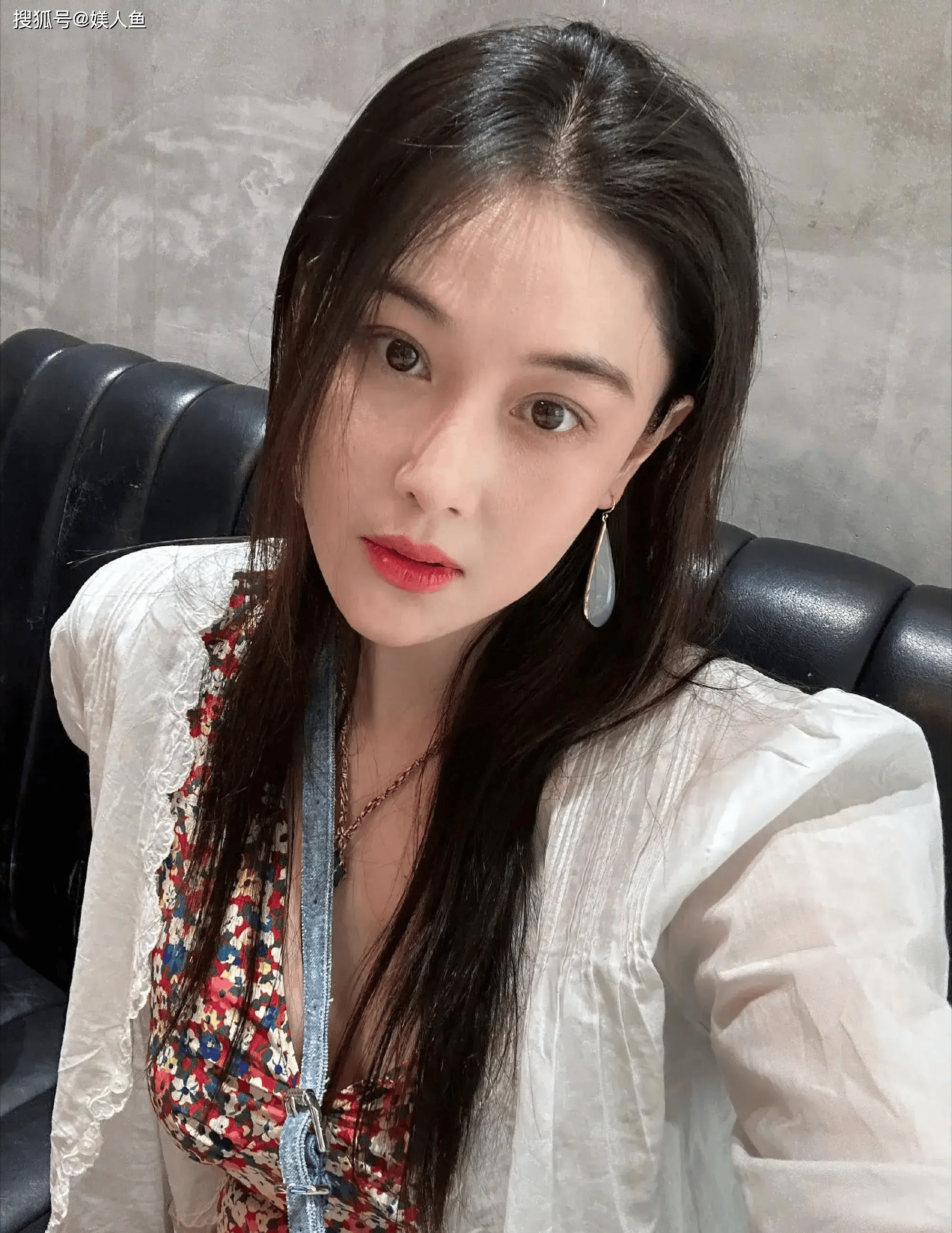 张馨予陪母亲逛街喝茶，妈妈戴16万珠宝气质优雅，母女同框如姐妹