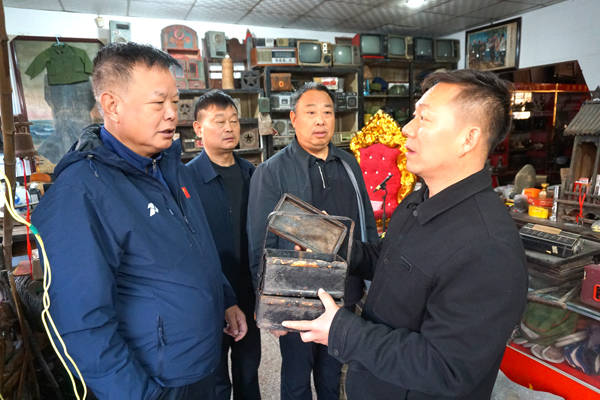 从山根匠人到古玩藏家，西峡景随卷：以匠心载岁月，以执着赴征程