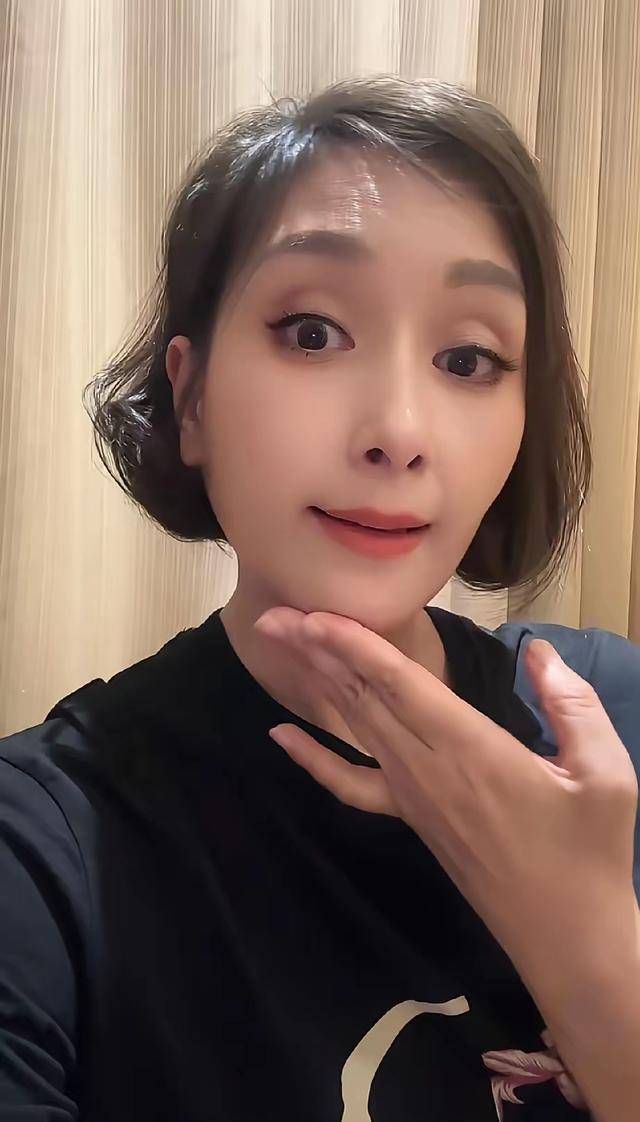 香港最美亚姐直播怒怼网友，亲证没整容，早年曾恋富商被正印掌掴