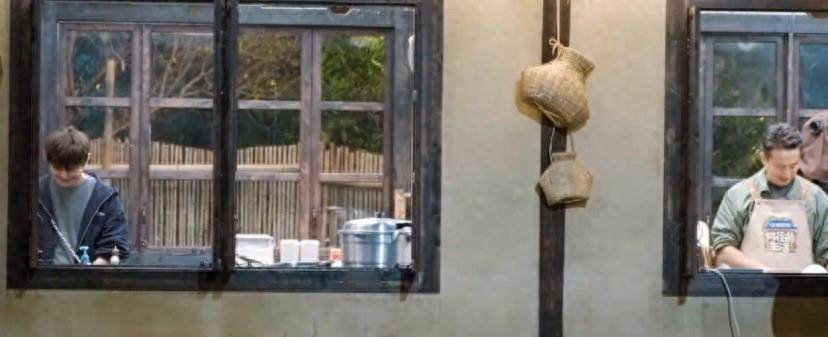 黄磊太难了！一人给24人做5道菜被嫌寒酸，端给张艺兴的面被分了