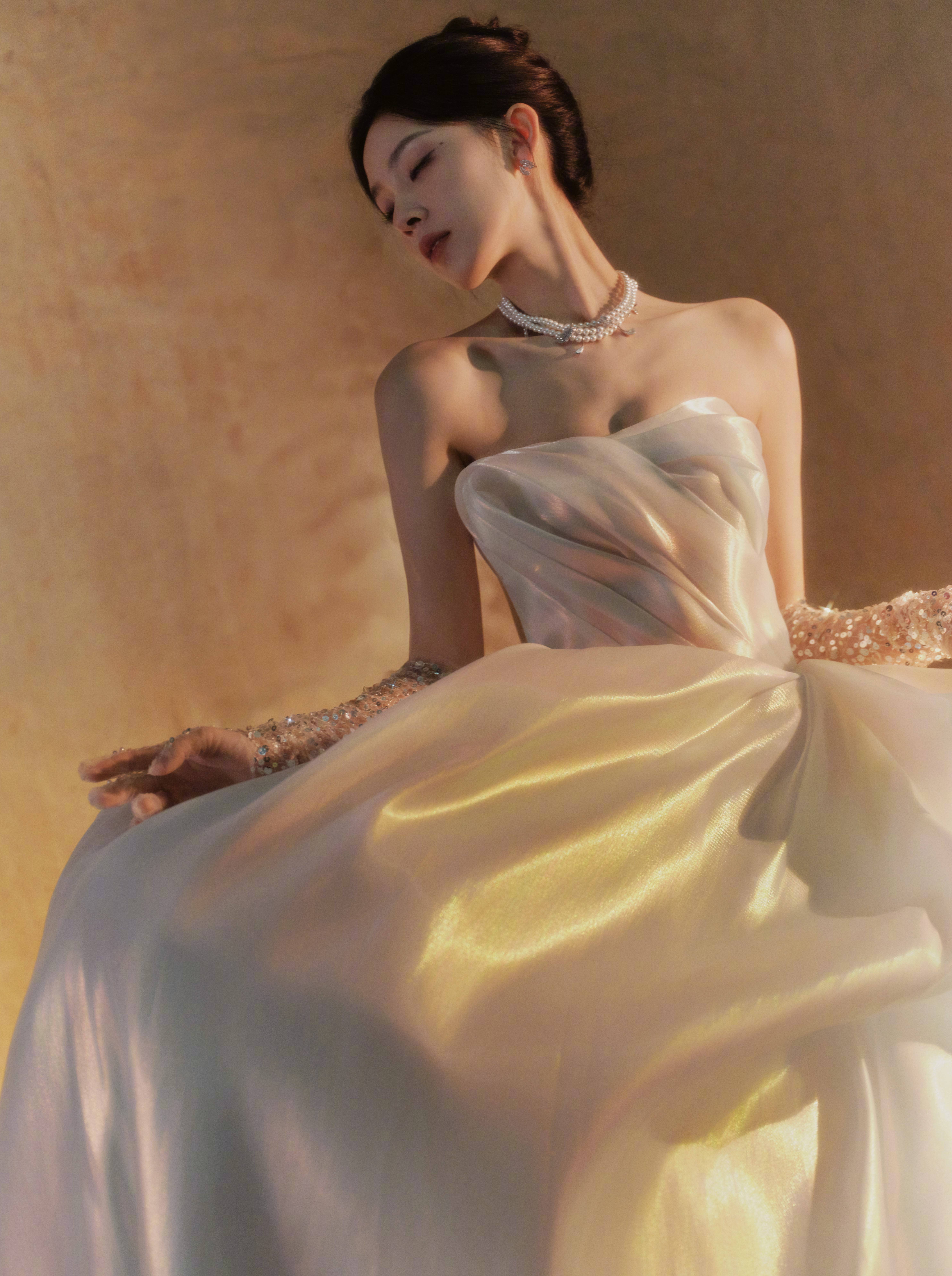 陈瑶一身白色抹胸长裙化身油画女郎 盘发造型精致优雅