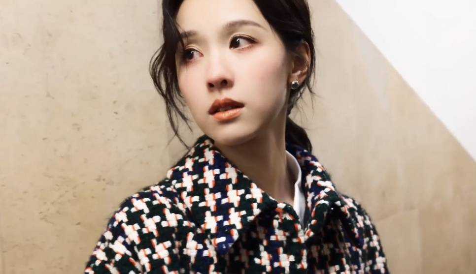 陈都灵漫步巴黎街头 雨中撑伞文艺清冷氛围感十足