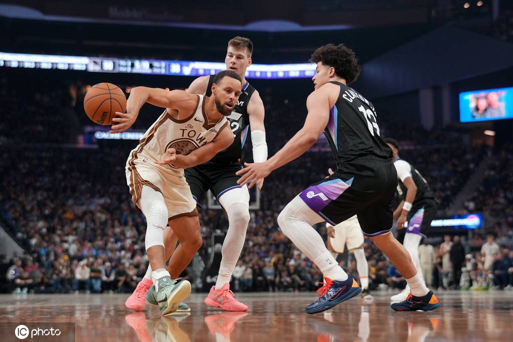 原创            库三疯31分再现控分名场面 反跑挑篮球感已近无敌