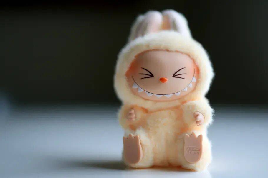 原创            好莱坞拿下Labubu大电影改编权，国产爆款玩偶出海跨媒介运营，能否征服全球？