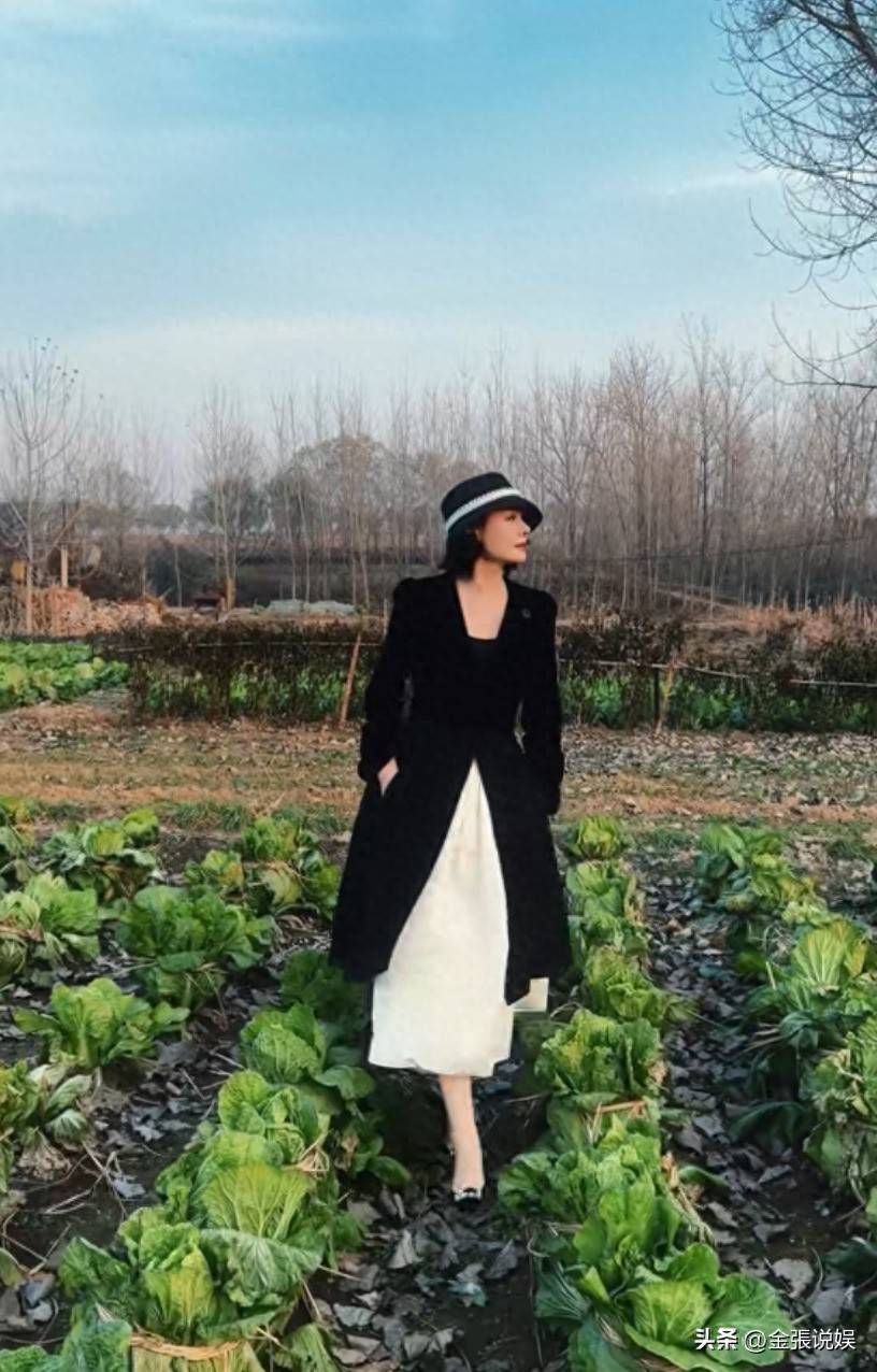 原创            程莉莎回农村婆家，穿高跟鞋拔白菜，田间地头变秀场