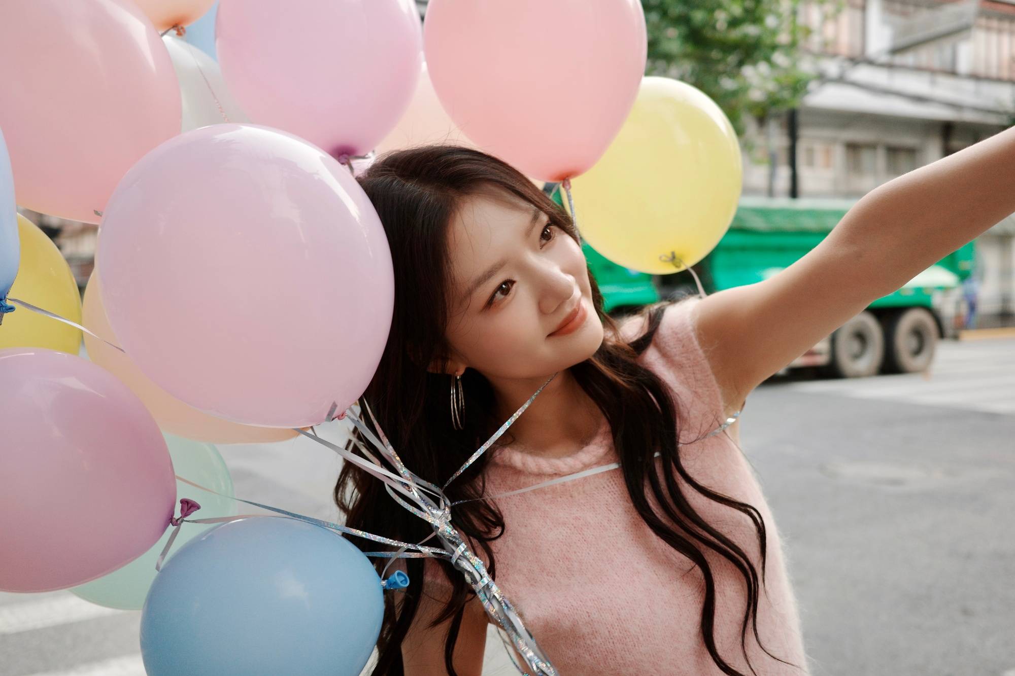 任敏穿粉色无袖上衣甜美又可爱！秒变娇嫩少女元气满满