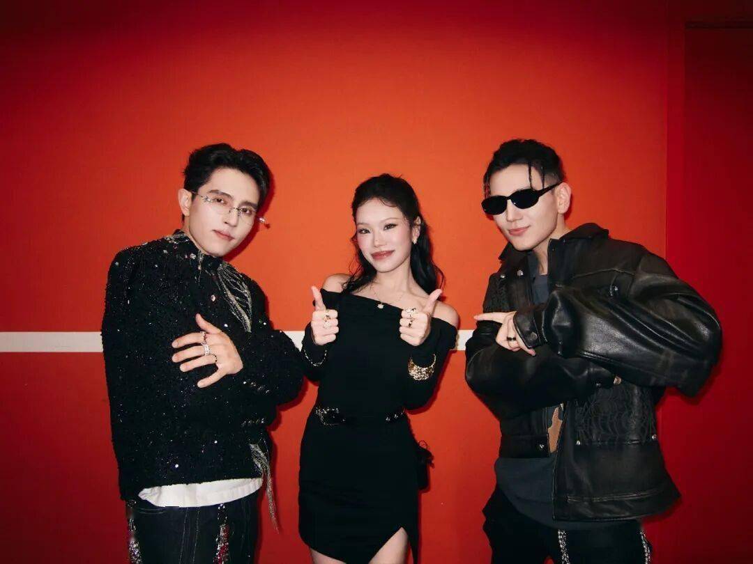 众多rapper参加综艺说唱大赛！