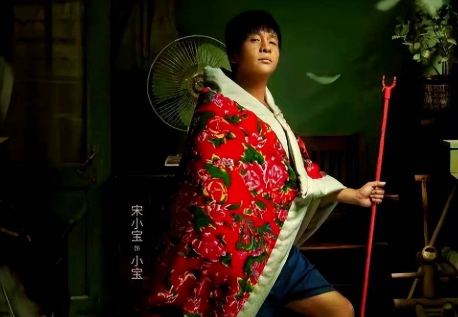 忘词成就经典，临时瞎编的一句话红遍全国,如今成了最接地气艺人