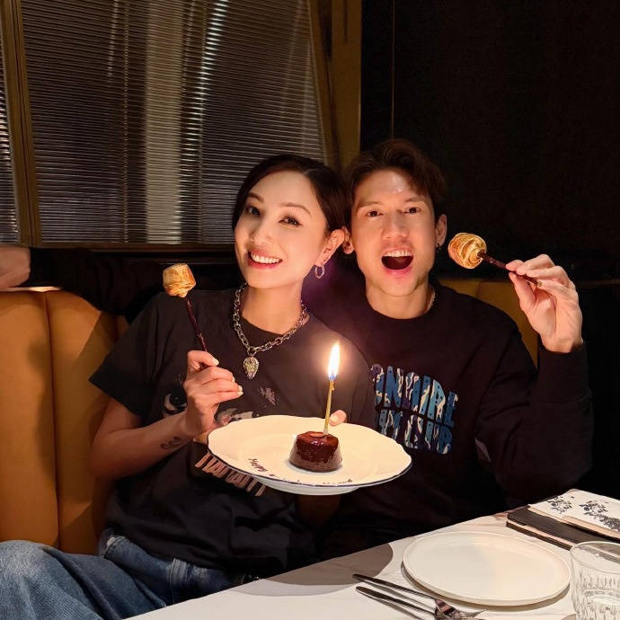 郑希怡为关智斌庆祝45岁生日 两人搞怪自拍关系好