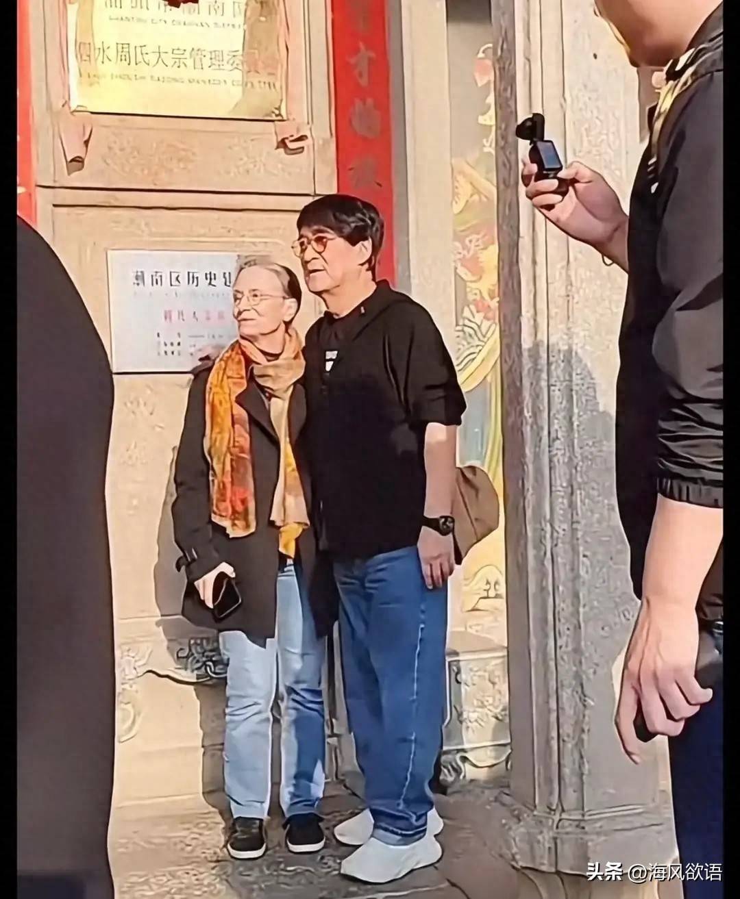 原创            64岁周华健携妻儿回汕头祭祖，老婆气质绝了，儿子颜值圈粉无数