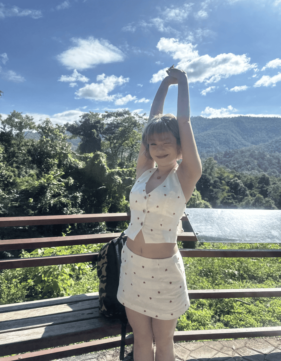 王菊晒户外生活随拍 神态轻松笑意柔和