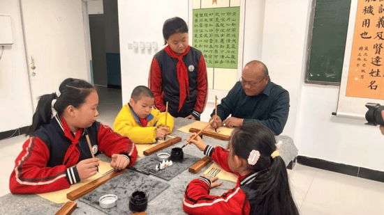 和静县：笔墨传情育新人——记本土书法爱好者万邦礼的文化坚守之路