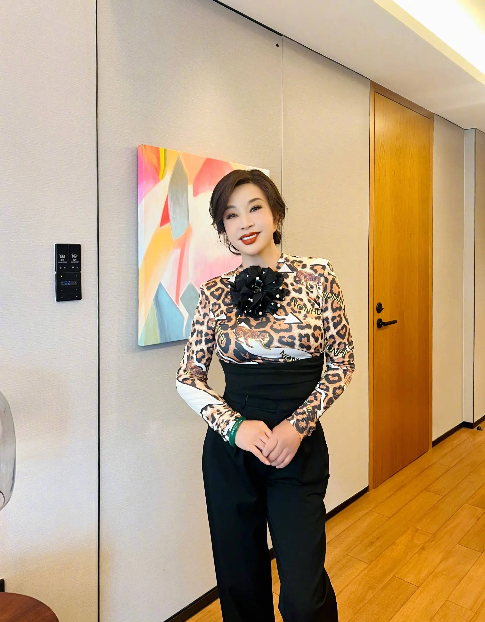 刘晓庆穿豹纹上衣风韵犹存！面露灿烂笑容气质优雅