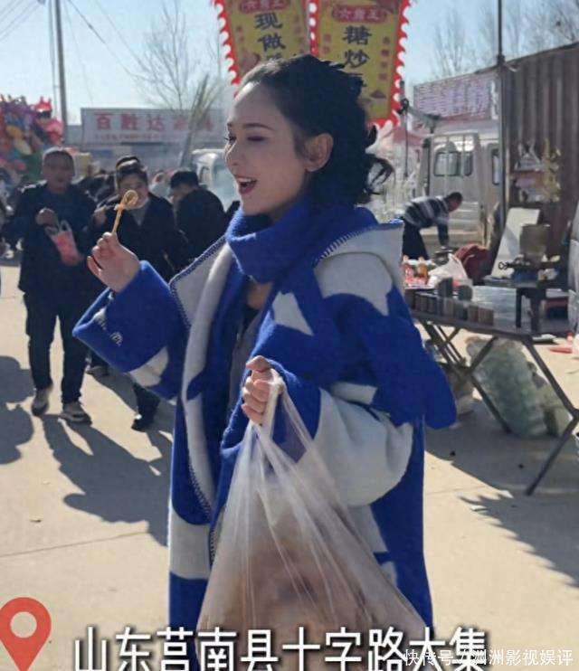 原创            郭晓冬老婆赶山东大集，穿3万大衣买3块钱糖葫芦，像刚进城