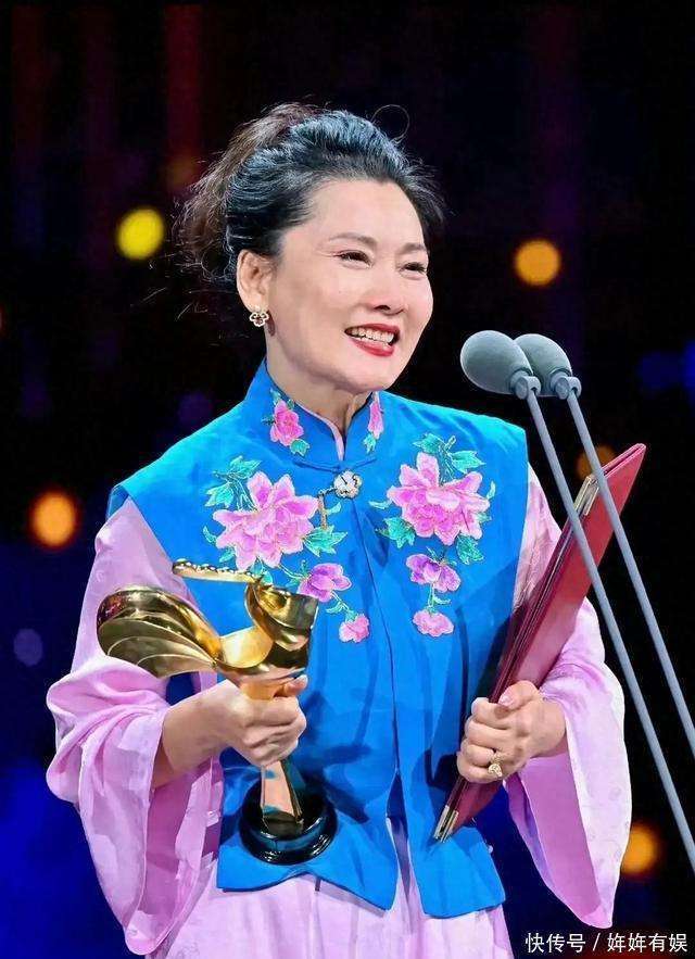 原创            何赛飞点评众人一半夸，一半贬义，有放有收，句句说到观众心坎！