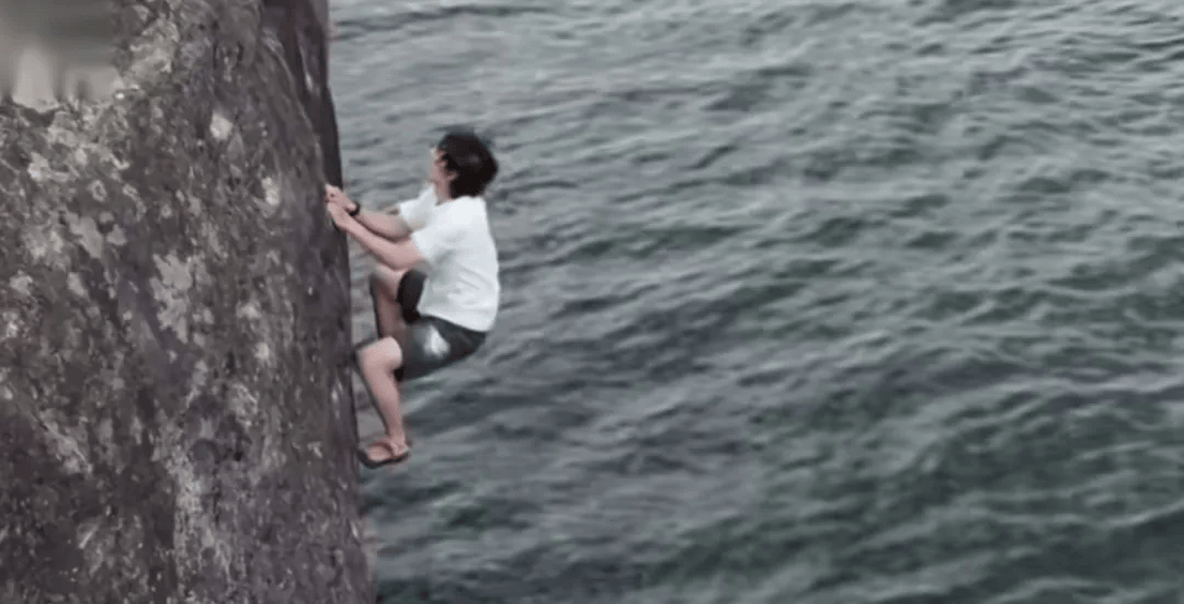 演员王一博徒手攀岩，手滑坠海