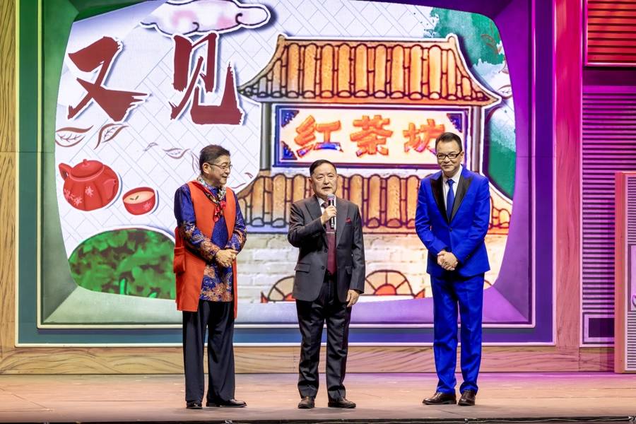 梁定东艺术生涯60年演出季场场爆满，业内追问下一个滑稽名编在哪里？