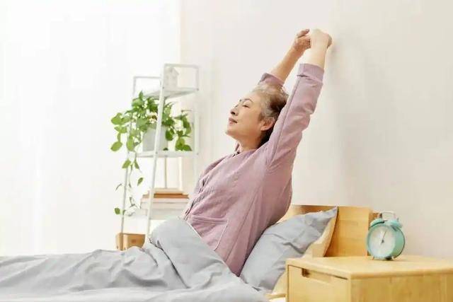 医生再三提醒：早起后出现这3种症状，可能是肿瘤的信号，别大意