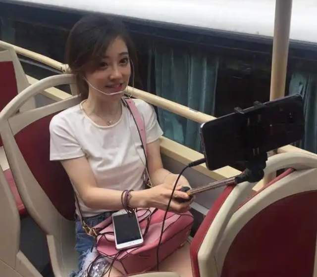 原创            冯提莫直播间被封？换装寓意重生遭擦边误读，曾自曝被网友气出癌