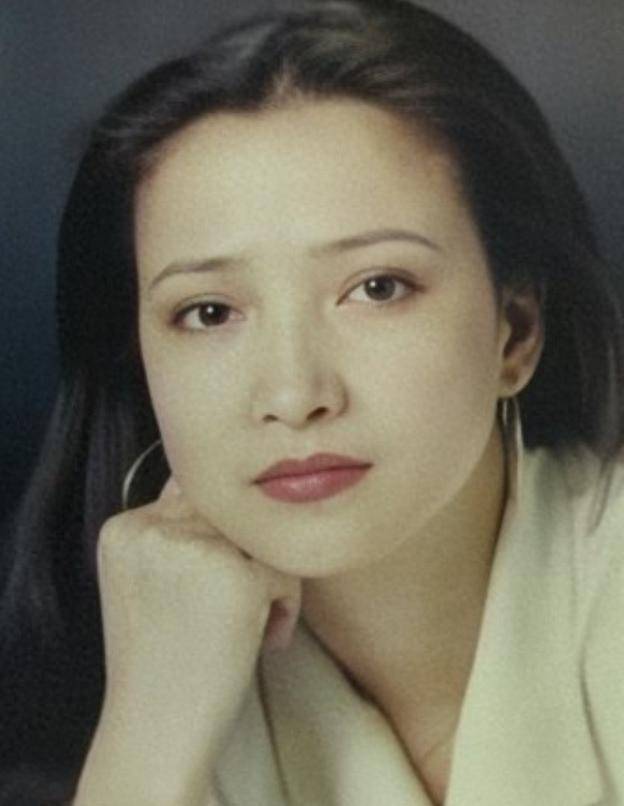 何晴告别仪式结束，廖京生现身不见许亚军，入殓师发文指责狗仔