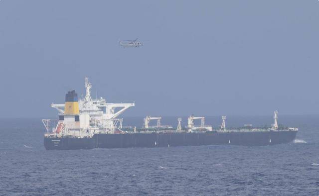 原创            中国油轮被扣，特朗普宣布：船和油全都要！30万桶俄油顺利通关？