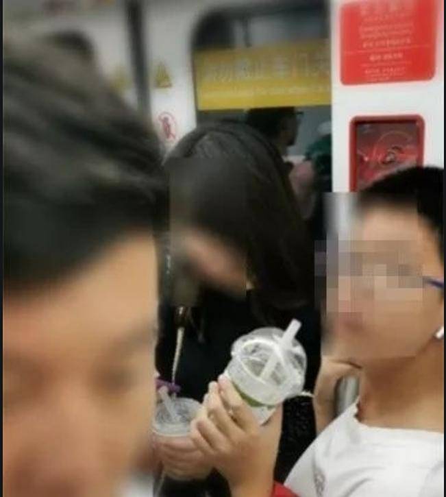 原创            南京地铁只罚中国人不罚外国人？网友因送锦旗，却被拘留了5小时