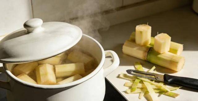 秋冬喝甘蔗水润喉，别天天灌，脾胃养护有门道，收藏研究清楚