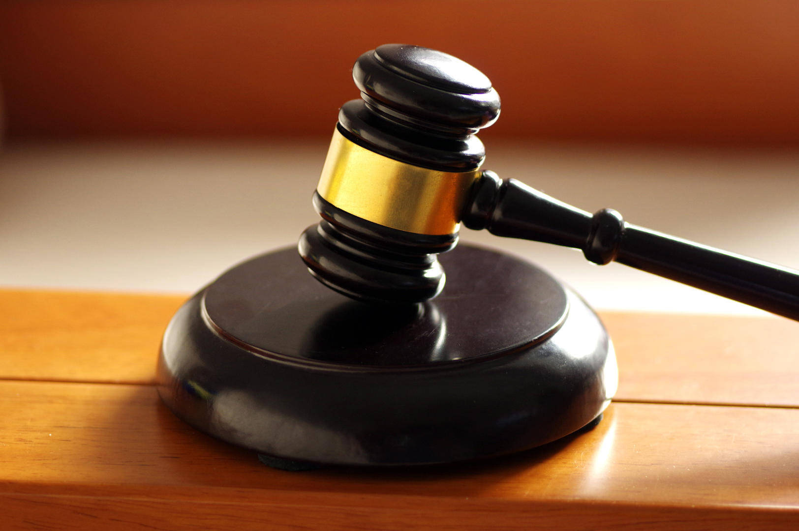 60岁已婚男追赶35岁暧昧对象时摔倒身亡，男方妻女索赔50余万！一审判了