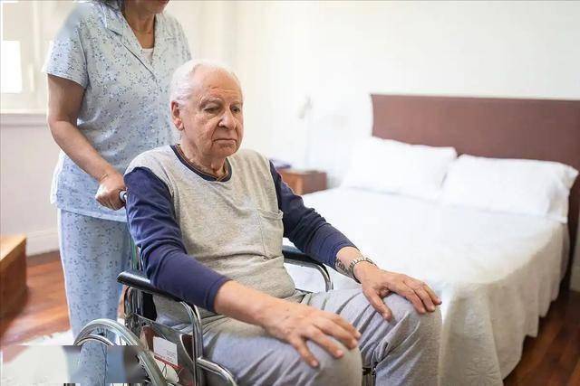 医生强调：脑梗前期不是头晕，而是经常出现这5个反常，要留意！