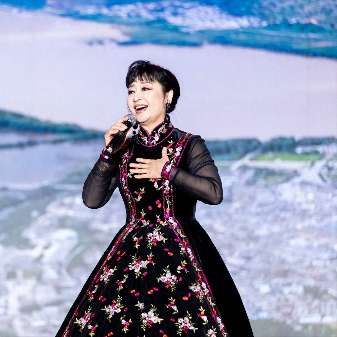 原创            殷秀梅：遗憾没生孩子，一心培养弟弟，替弟弟养女儿值吗？