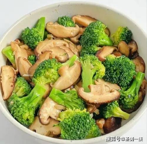 大雪过后“养骨”的关键：少吃白菜土豆，多吃这8样，骨骼易吸收