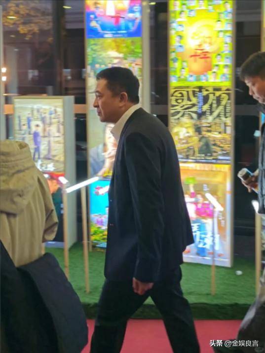 原创            张嘉译飞机上被偶遇，坐头等舱全程弯腰蜷缩，走路佝偻看着都难受