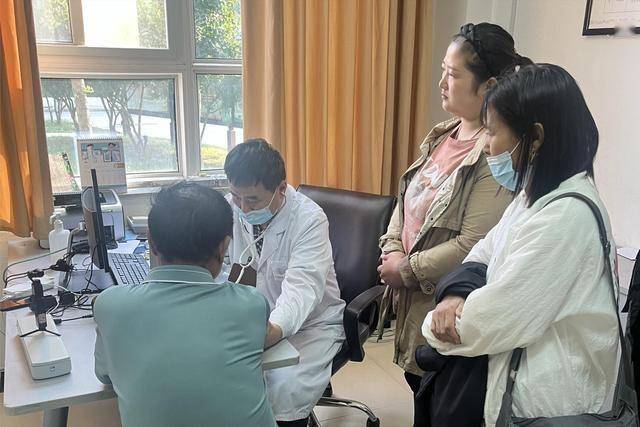 医生呼吁：最能加重糖尿病的行为，不是吃糖！而是频繁去做这3事