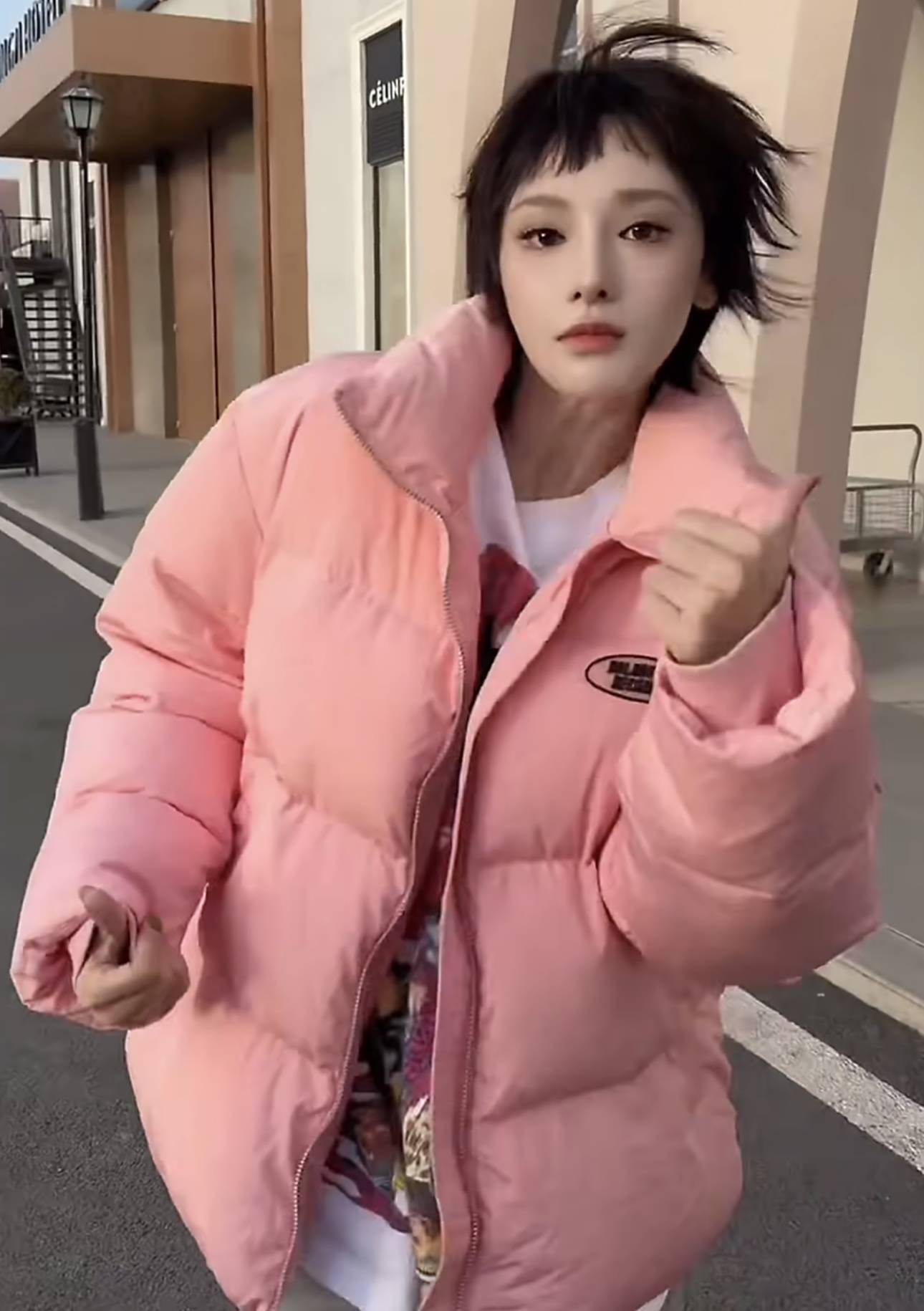 彭小苒粉色羽绒服搭配短发反差感拉满 跳企鹅舞活力俏皮