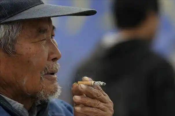 老年人要戒烟吗？医生告诫：一旦过了60岁，戒烟前要注意这4件事