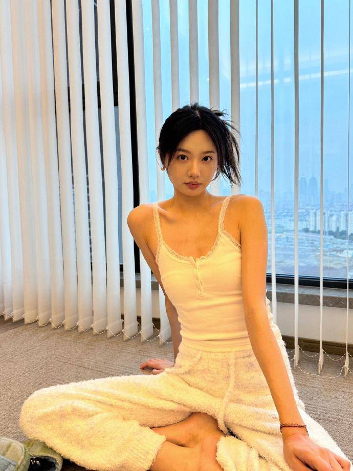 潘美烨这反差萌绝了！演技在线，瑜伽 girl 造型更是又甜又有范儿。