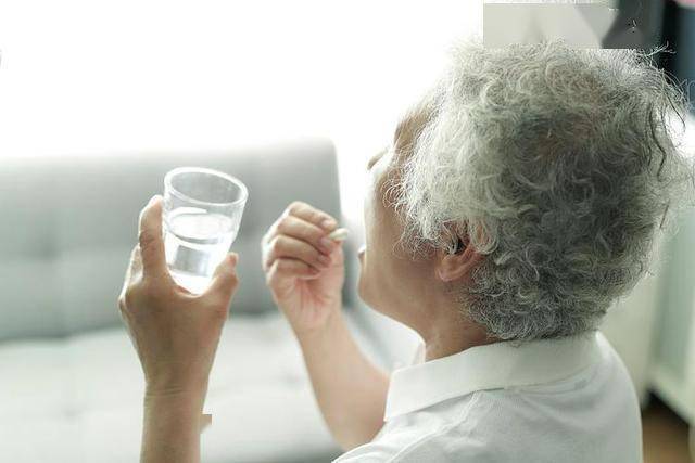 紧急叫停！医生叮嘱：服用降压药的人，身体出现5种症状必须停药