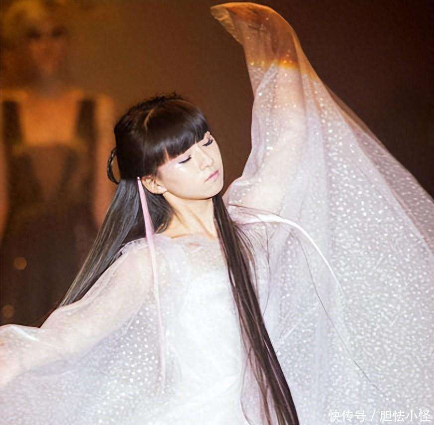 原创            从春晚旋转4小时到消失，顶着接班人光环的小彩旗去了哪？