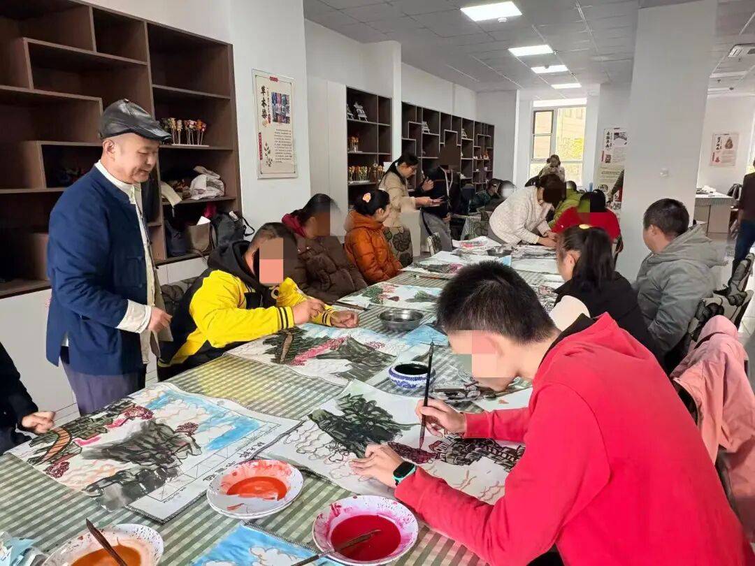 笔墨传情 绘画培训点亮生活光彩——芝罘区残联开展绘画培训活动