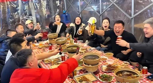 原创            赵家班深夜聚餐赵一楠请客，和宋晓峰像父子，钱多到花不完很低调