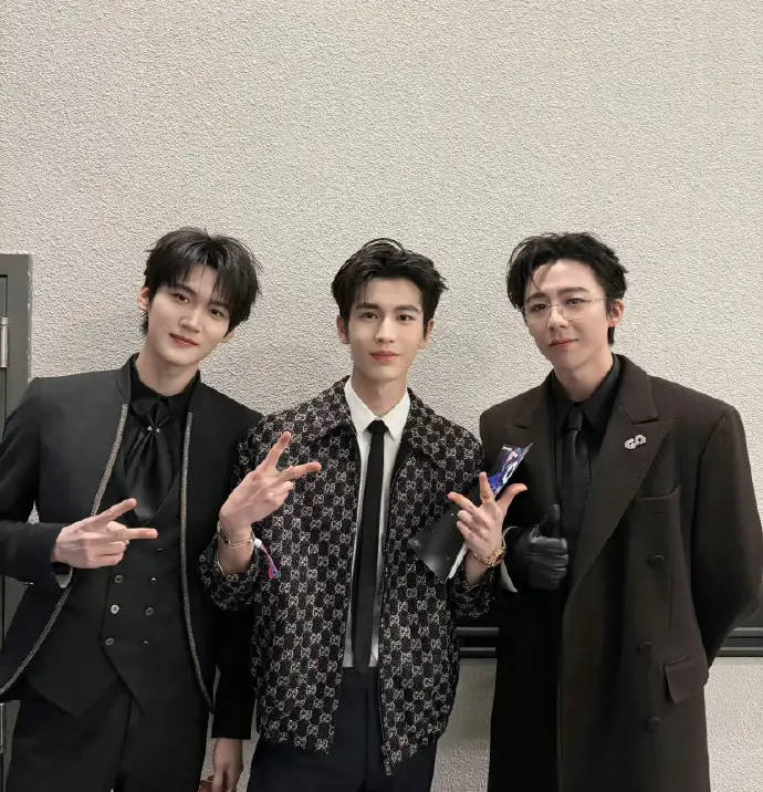 周柯宇晒与刘宇宁张凌赫合影 随后重新编辑修掉刘宇宁法令纹