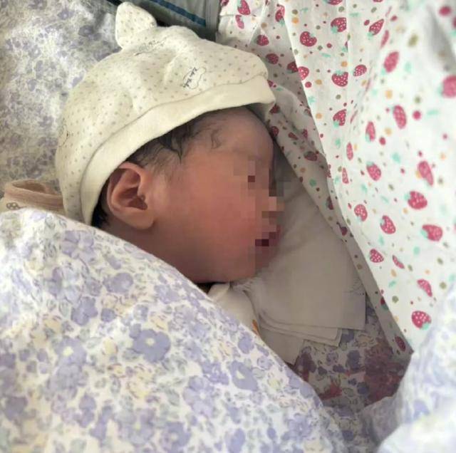 安徽27天新生儿住院治疗黄疸期间去世，家长：监控显示孩子脸朝下被闷挣扎10分钟没了动静，半小时后才被发现