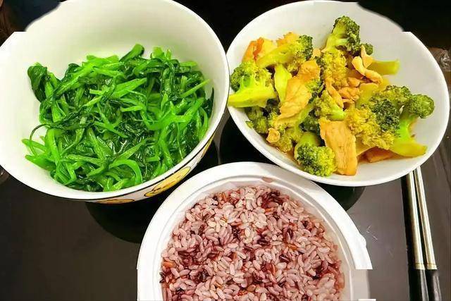 少盐少油不正确？医生强调：老人60岁后，吃饭要尽量保持这7点
